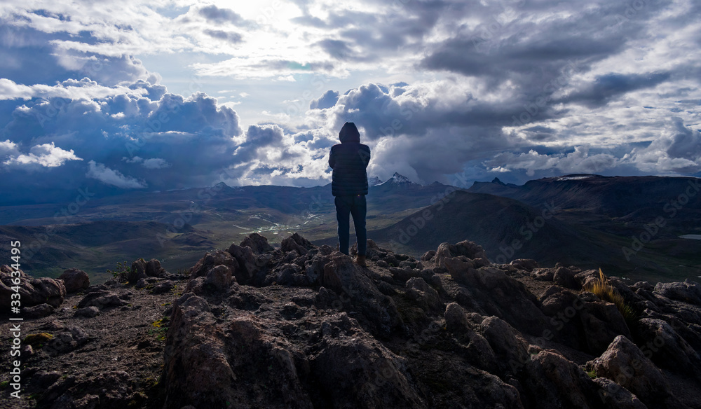Obraz premium man looking at the mountains
