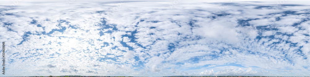 Nahtloses Panorama mit bewölktem Himmel in 360-Grad-Ansicht mit schöner Bewölkung zur Verwendung in 3D-Grafiken als Himmelskuppel oder zur Nachbearbeitung von Drohnenaufnahmen Nahtloses Panorama mit bewölktem Himmel in 360-Grad-Ansicht mit schöner Bewölkung zur Verwendung in 3D-Grafiken als Himmelskuppel oder zur Nachbearbeitung von Drohnenaufnahmen