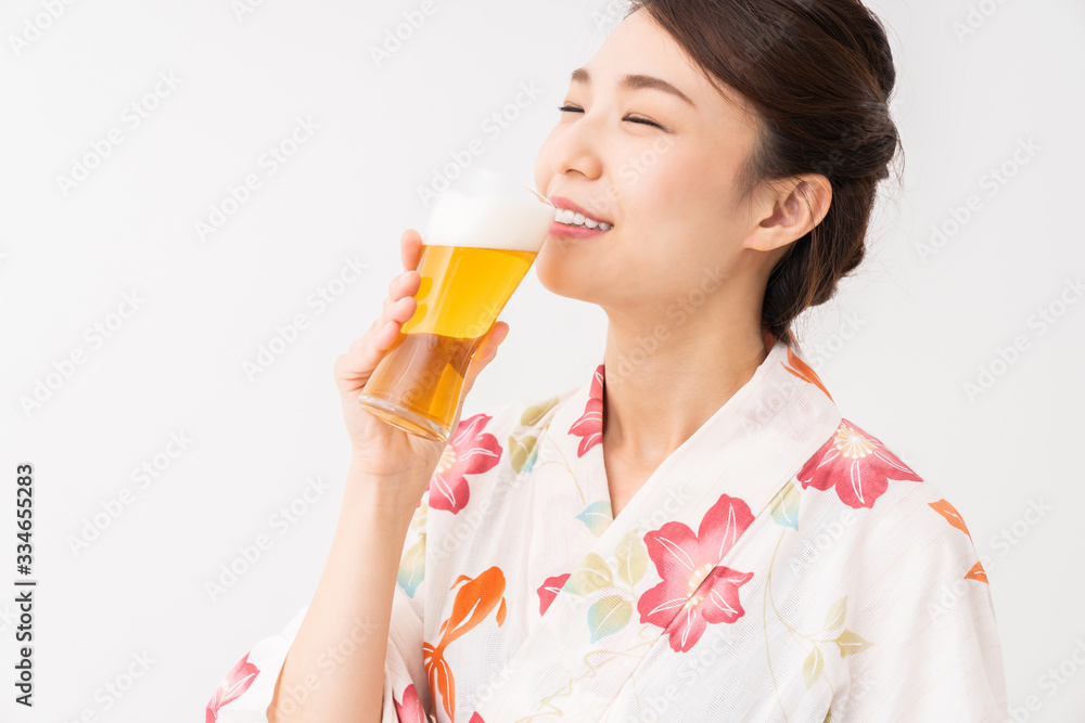 浴衣を着た女性　ビール