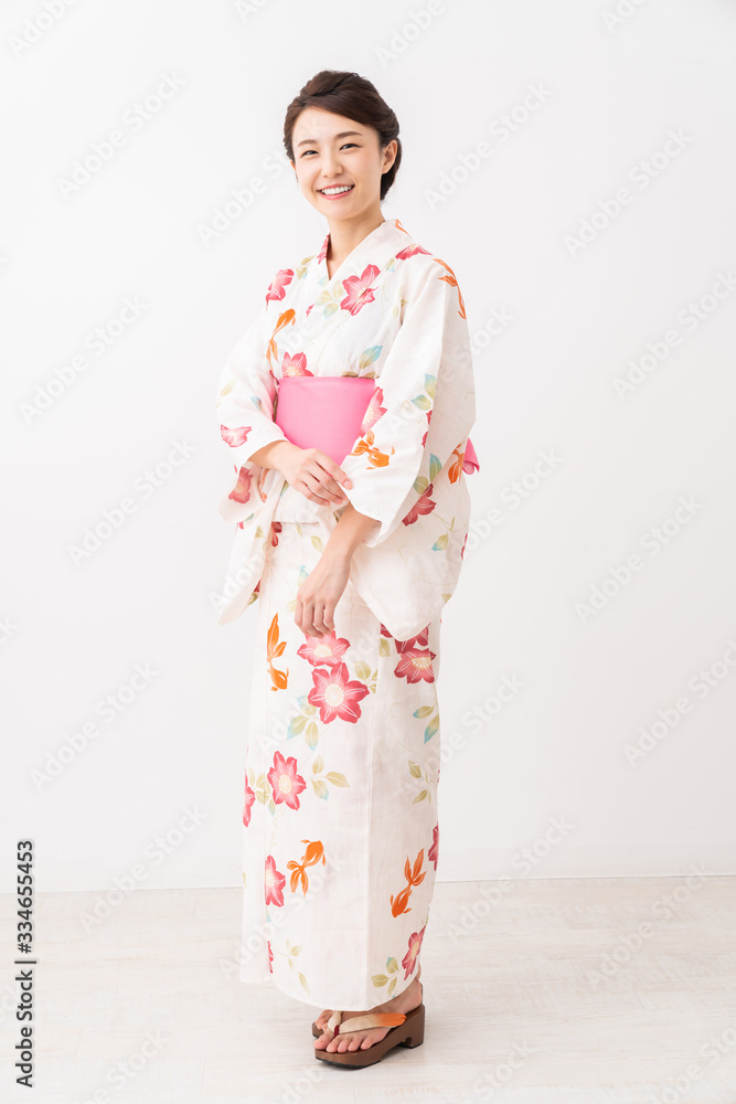 浴衣を着た女性 全身 浴衣を着た女性 全身
