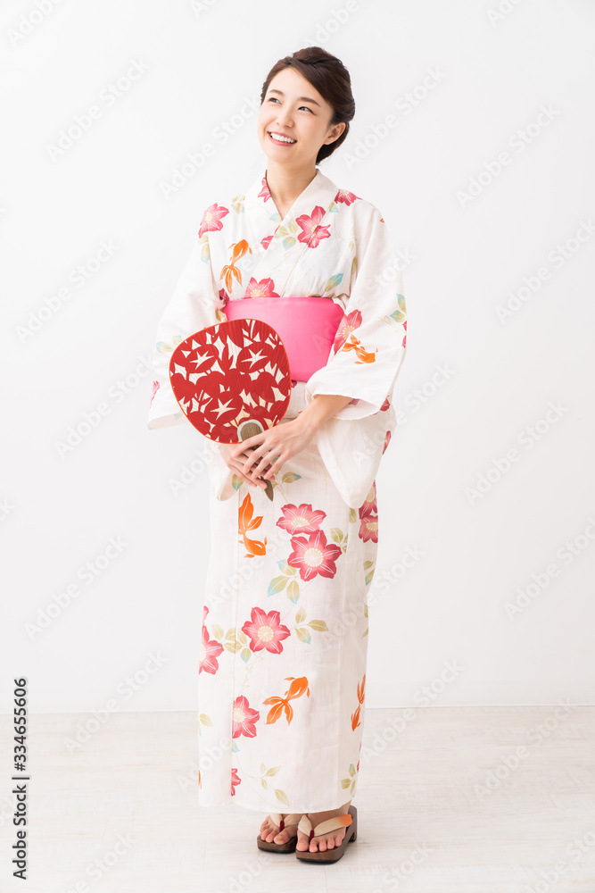 浴衣を着た女性 うちわ 全身 浴衣を着た女性 うちわ 全身