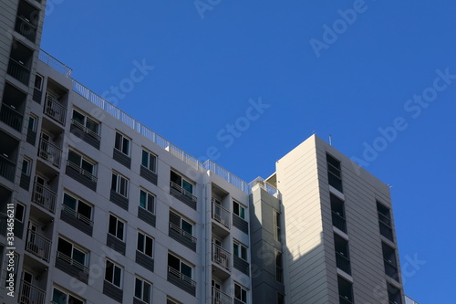파란 하늘과 아파트가 보이는 아름다운 풍경 © 재봉 황