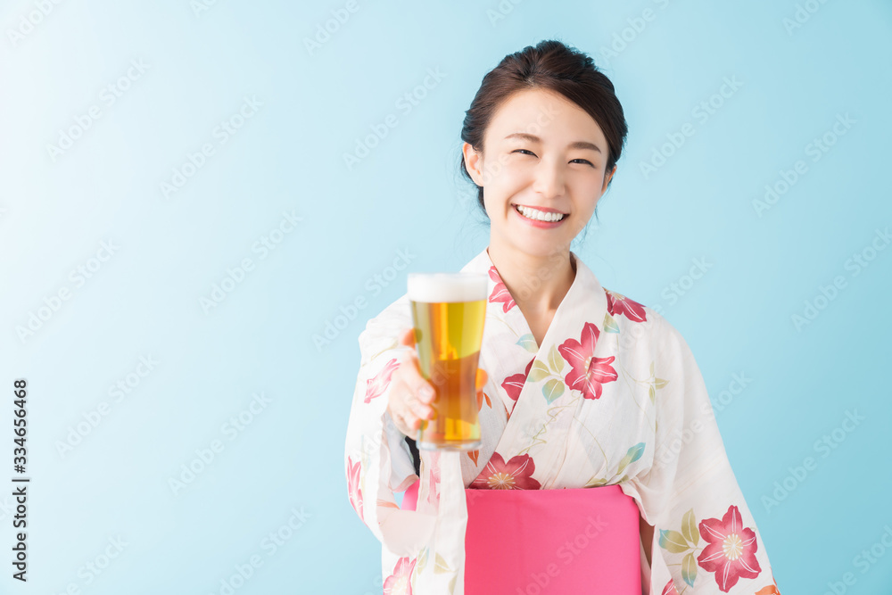 浴衣を着た女性　ビール