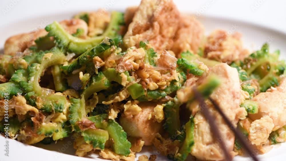 ゴーヤチャンプルーを食べる ゴーヤチャンプルーを食べる