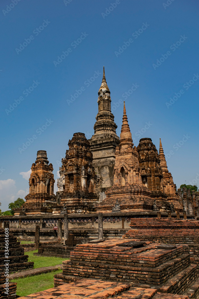 Fototapeta premium ancient temple in ayutthaya thailand