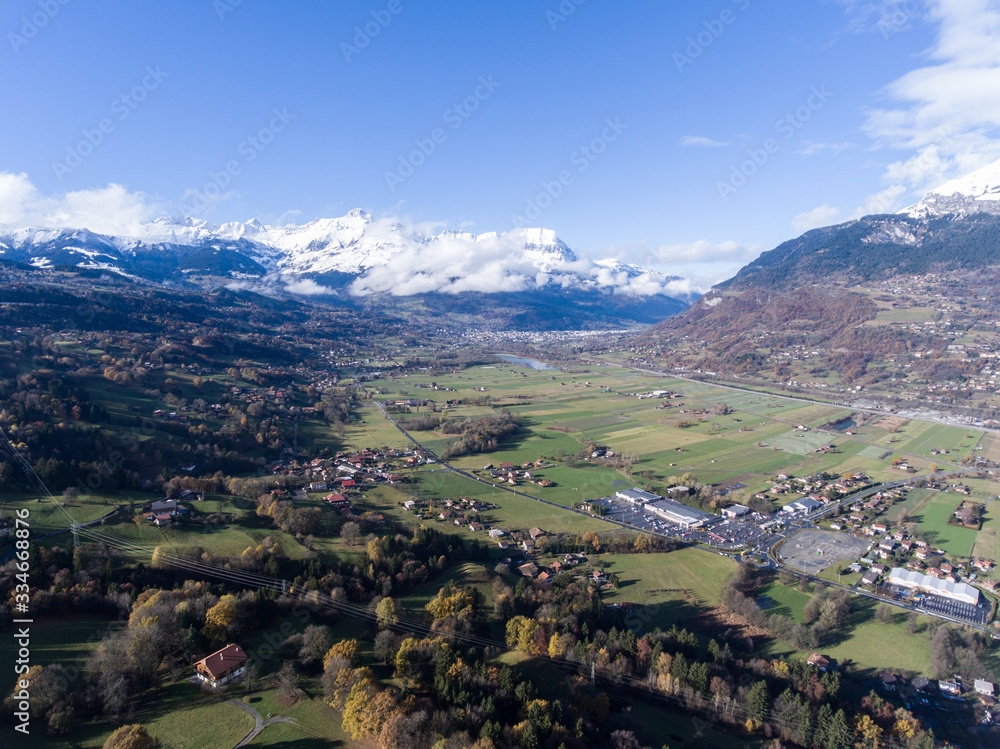 Photographie aérienne de la vallée de l'Arve face au Mont Blanc