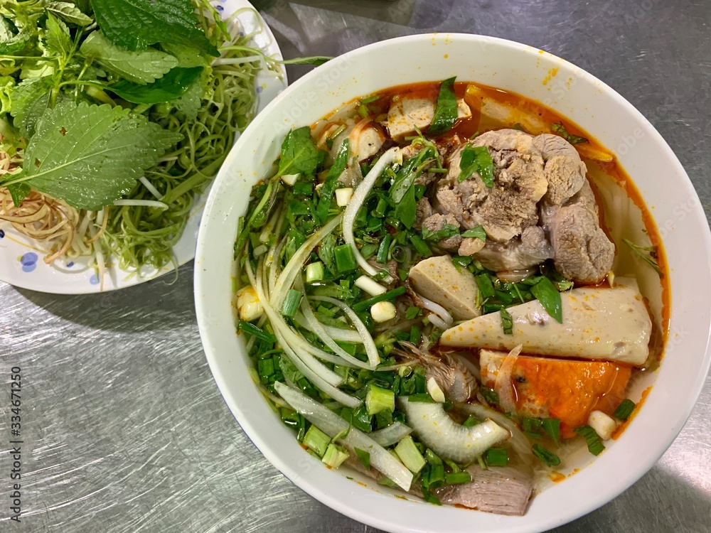 Foto de Vietnamese Hue city traditional beef rice noodle soup bow pork