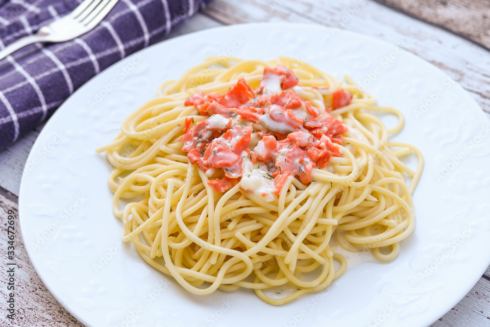 assiette de spaghetti au saumon fumé et à la crème fraîche assiette de spaghetti au saumon fumé et à la crème fraîche