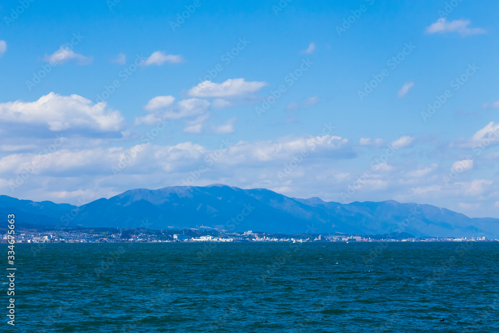 晴天の琵琶湖畔風景