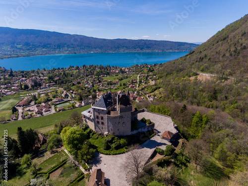 Le Château de Menthon-Saint-Bernard vue par drone