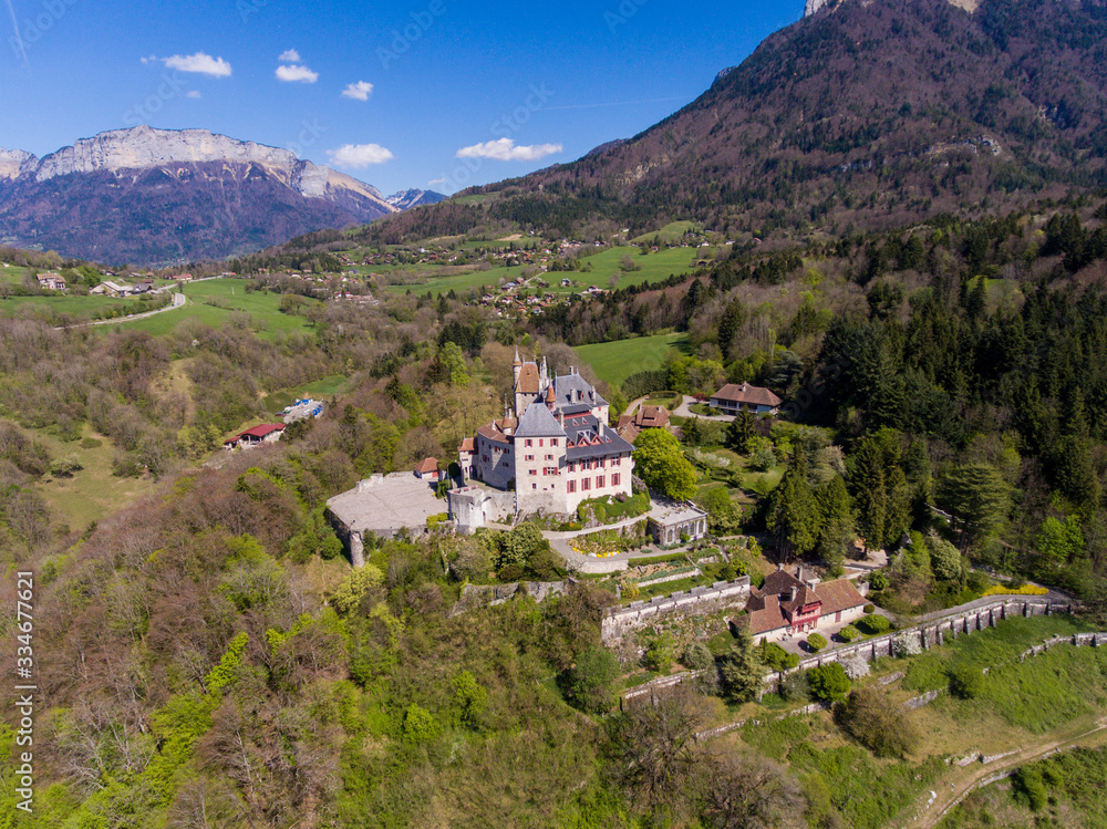 Le Château de Menthon-Saint-Bernard vue par drone Le Château de Menthon-Saint-Bernard vue par drone