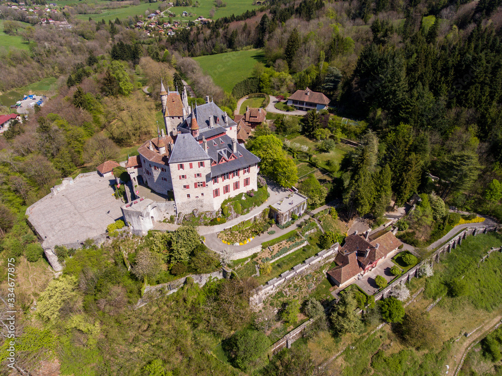 Le Château de Menthon-Saint-Bernard vue par drone