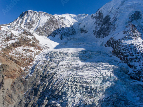 Photographie a  rienne du glacier de Bionnassay dans le massif du Mont Blanc 