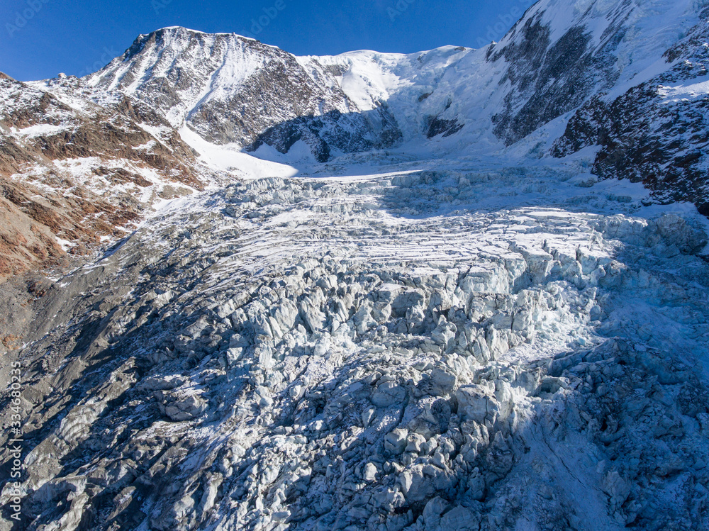 Photographie aérienne du glacier de Bionnassay dans le massif du Mont Blanc 