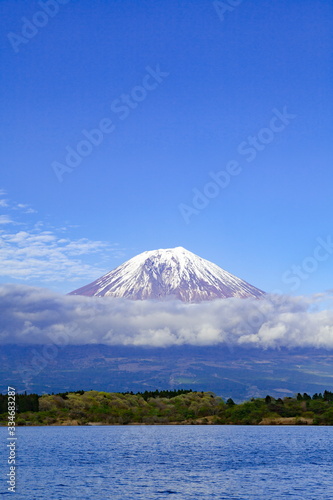 田貫湖から眺める富士山、静岡県富士宮市にて © photop5