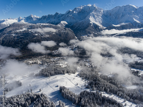 Photographie aérienne de la station de ski de Saint Gervais Mont Blanc sous la neige 