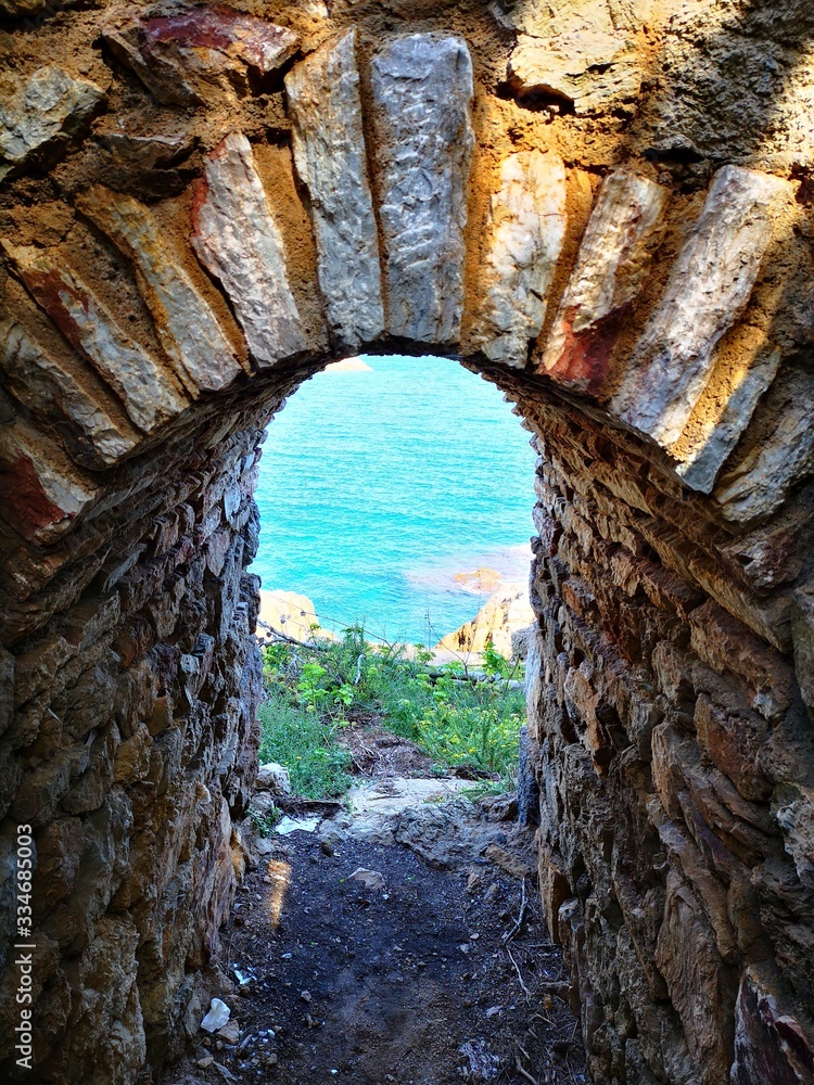 Obraz premium window in stone wall