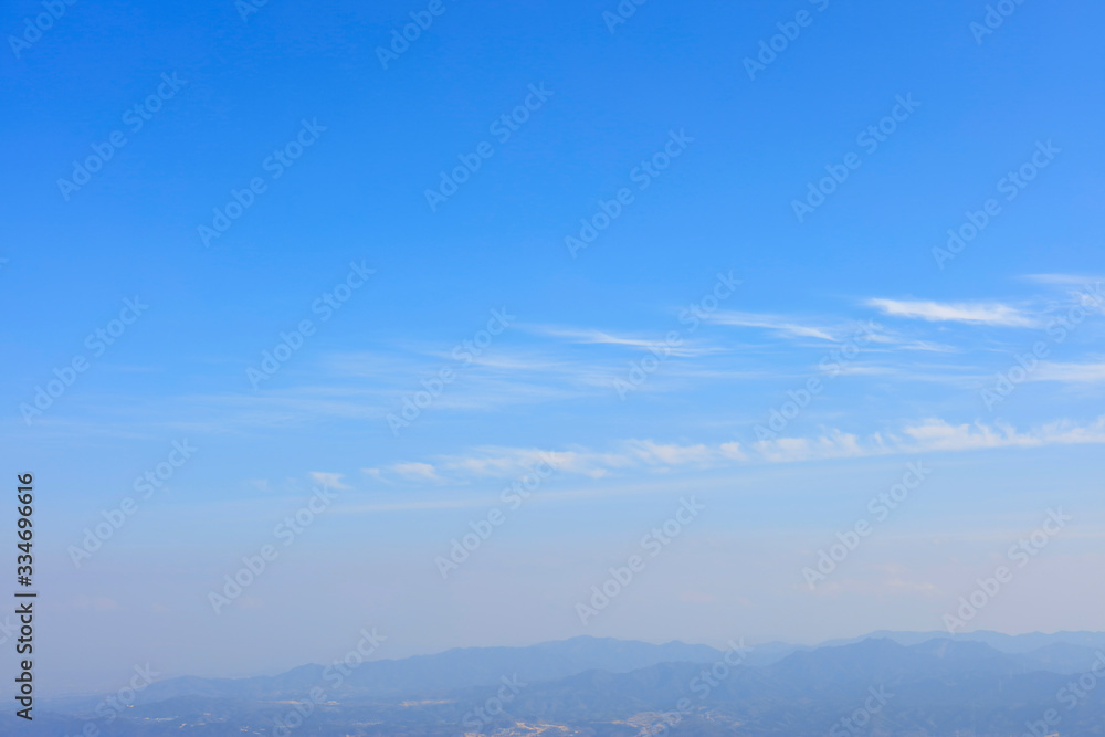 Fototapeta premium 寒そうな空 筋雲