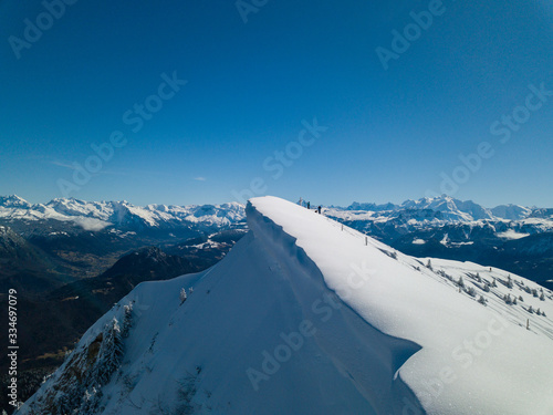 Photographie aérienne des alpes française en hiver 