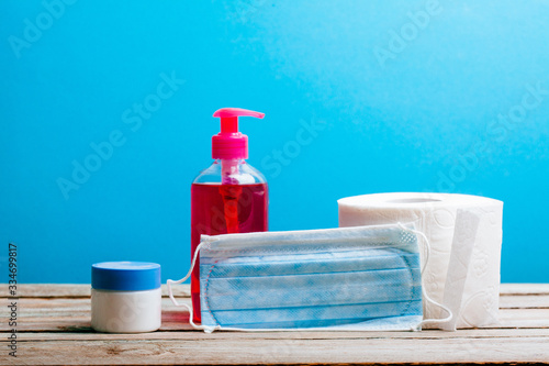 Fotografia Soap, face mask, toilet paper and moisturer lotion on wood table