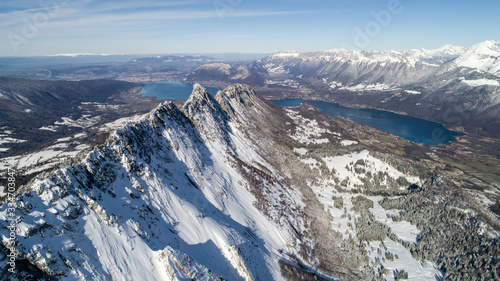 Le lac d'Annecy et ses montagnes en hiver 