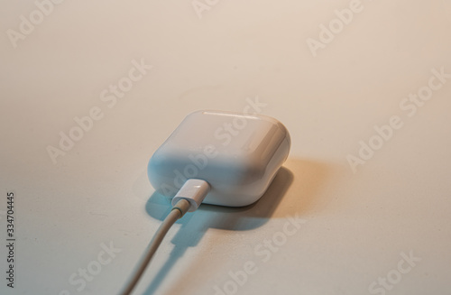 A cable connecting to the earphone case, charging © Ocean