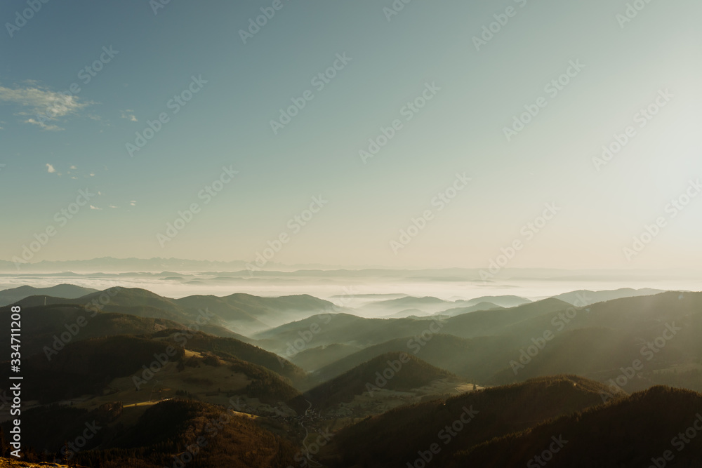 Fototapeta premium Blick von Belchen in den Schwarzwald und Alpen
