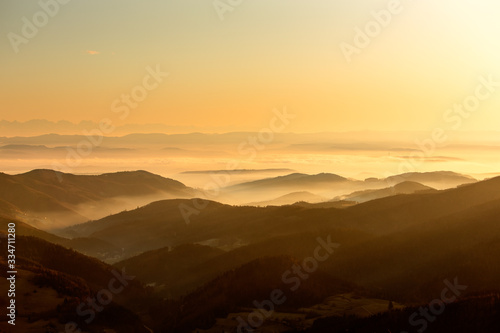 Blick von Belchen in den Schwarzwald und Alpen