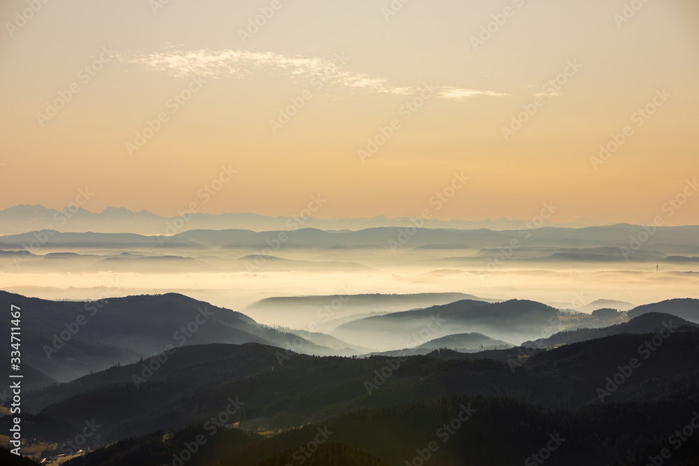 Obraz premium Blick von Belchen in den Schwarzwald und Alpen