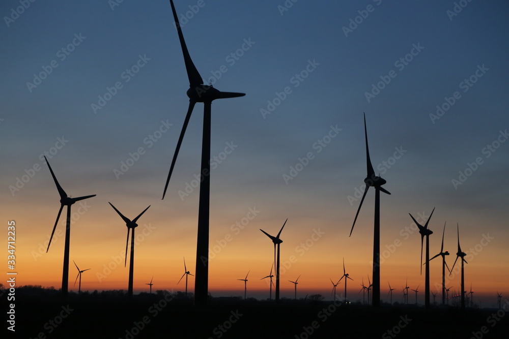 Windräder an der Nordseeküste bei Sonnenuntergang Windräder an der Nordseeküste bei Sonnenuntergang