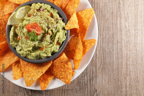 Photo guacamole with spicey and tortilla chips