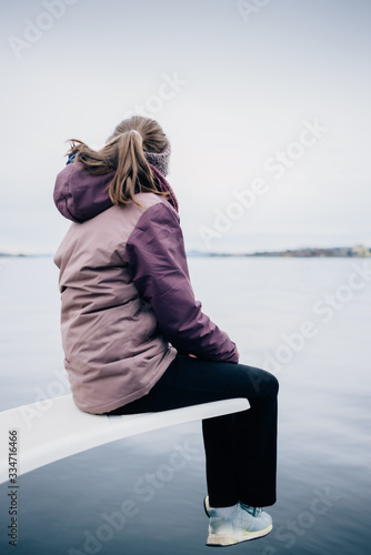 Teenager alleine am Ufer nach Beschränkungen wegen Corona Krise im März 2020 MR yes photo