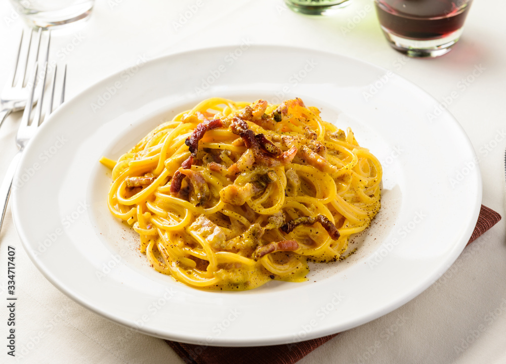 Spaghetti alla carbonara, ricetta di pasta italiana Spaghetti alla carbonara, ricetta di pasta italiana