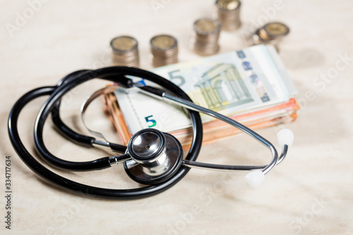 Symbolbild Stethoskop mit Euro Banknoten