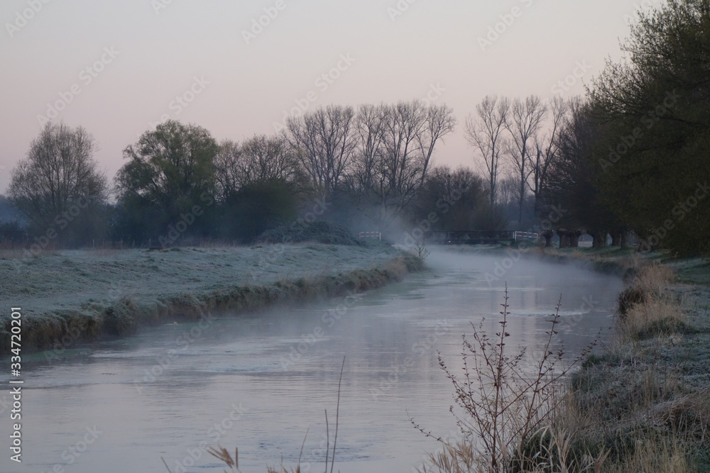 Der Fluss Niers bei Grefrath Oedt am Niederrhein an einem frostigen Wintermorgen