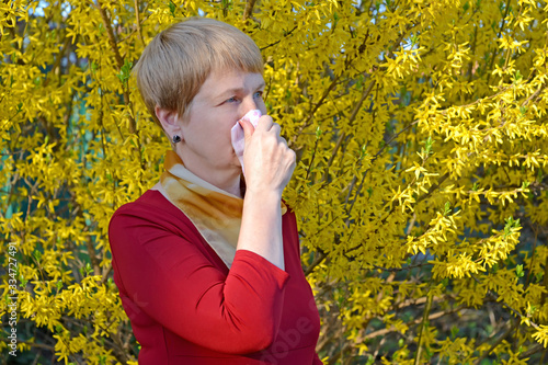 Seasonal allergic cold in a woman on the flowering of fortification