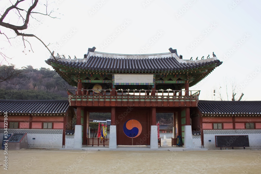 Fototapeta premium Typical Korean temple gate