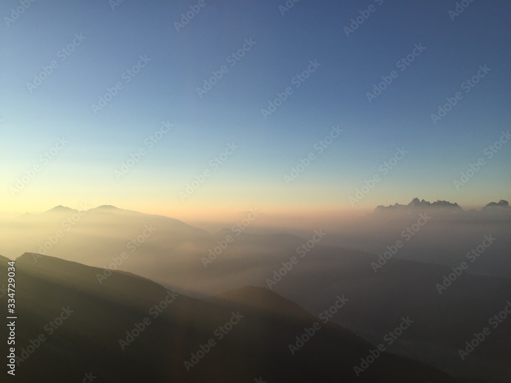 Sonnenaufgang über den Dolomiten