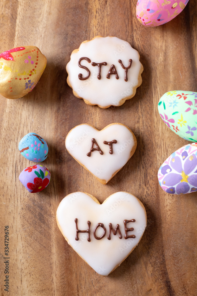 STAY AT HOMEと書かれた手作りのアイシングクッキー STAY AT HOMEと書かれた手作りのアイシングクッキー
