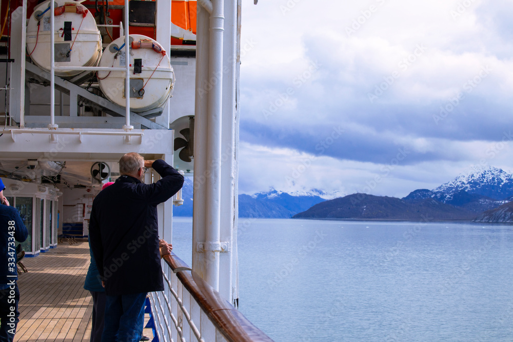 Φωτογραφία Cruise ship sailing in Glacier Bay National Park, Alaska
