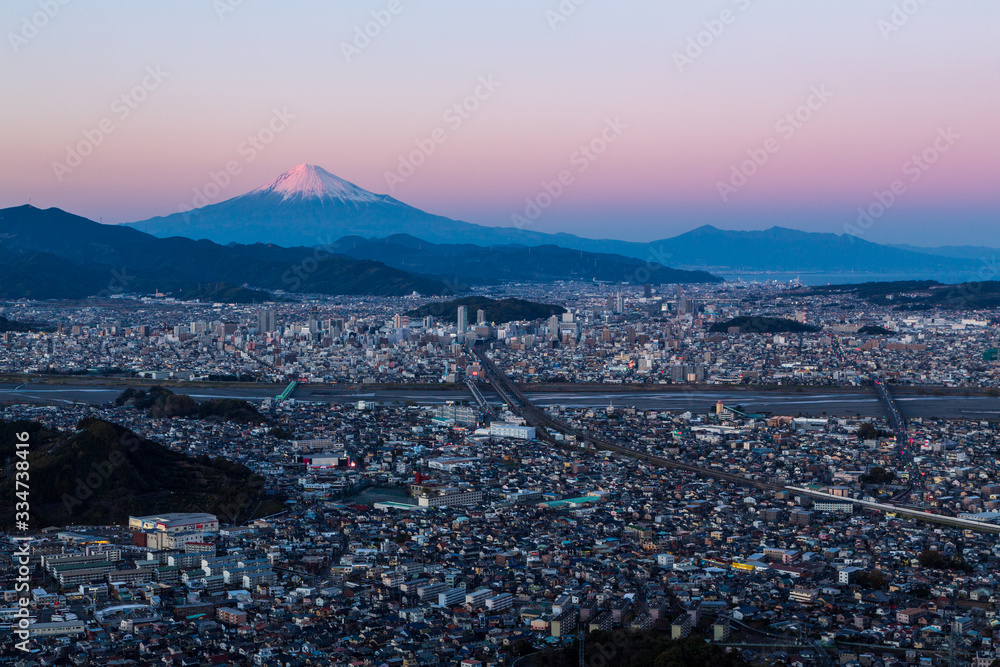 朝鮮岩から夕方の静岡市と紅富士