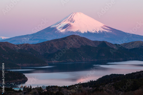箱根大観山から夜明けの紅富士と芦ノ湖