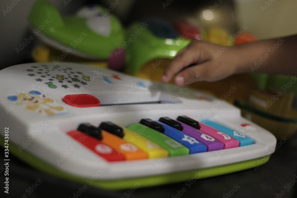 Fototapeta premium criança brincando com piano