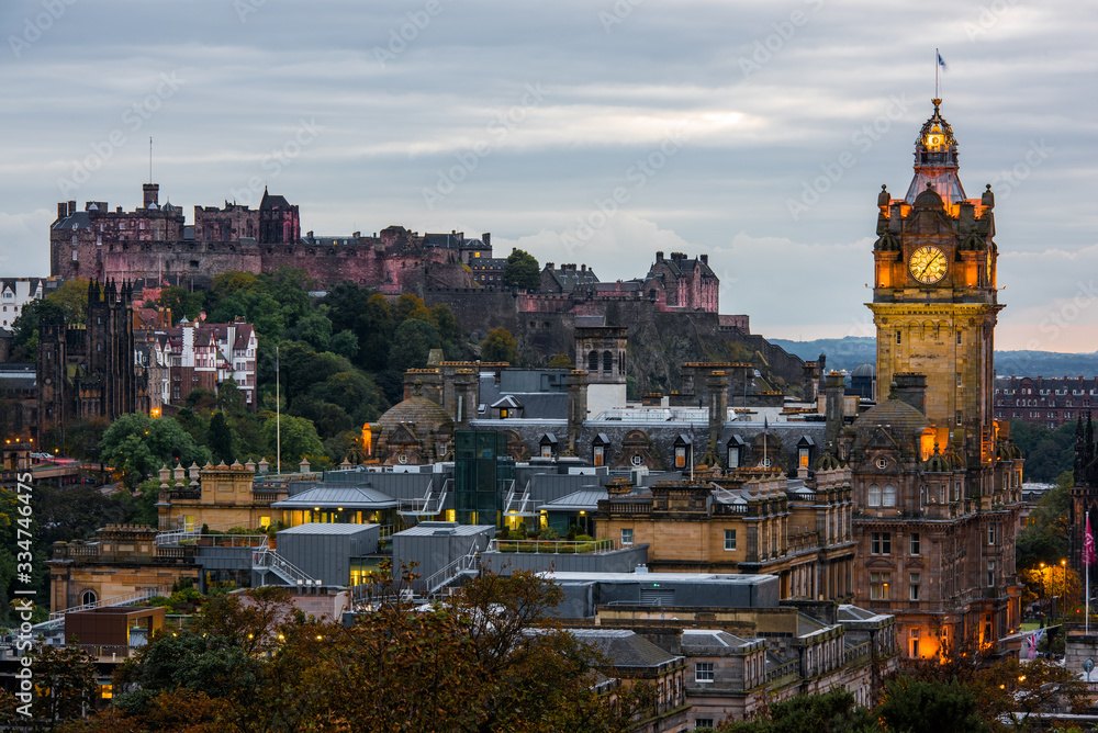 Fototapeta premium Edinburgh city skyline and castle at night, Scotland