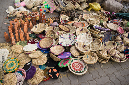 Variedad de cestas hechas a mano en un mercado de Marrakech