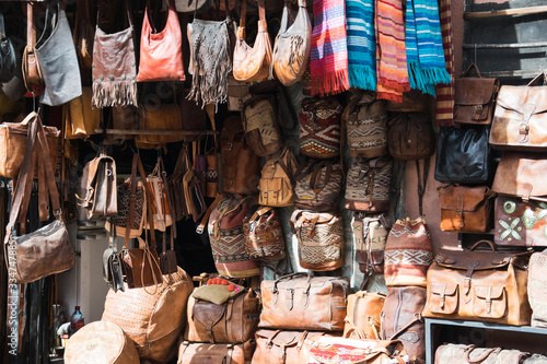 Bolsos de cuero manufacturados expuestos en una tienda en la calle en Marruecos