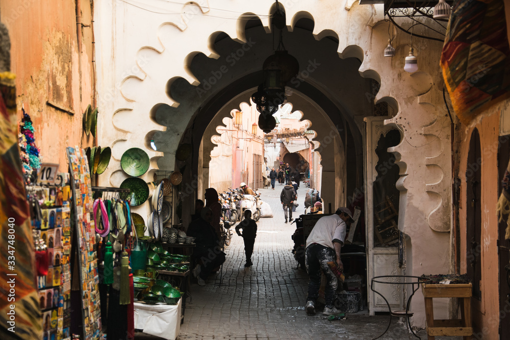 Arco de piedra con adornos en las calles de Marrakech