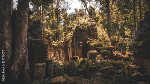 Quadro em tela Phnom Kulen mounain, old broken temple in forest