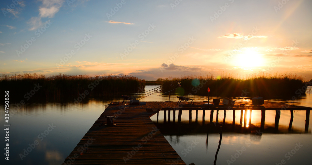 Obraz premium sunset on the lake