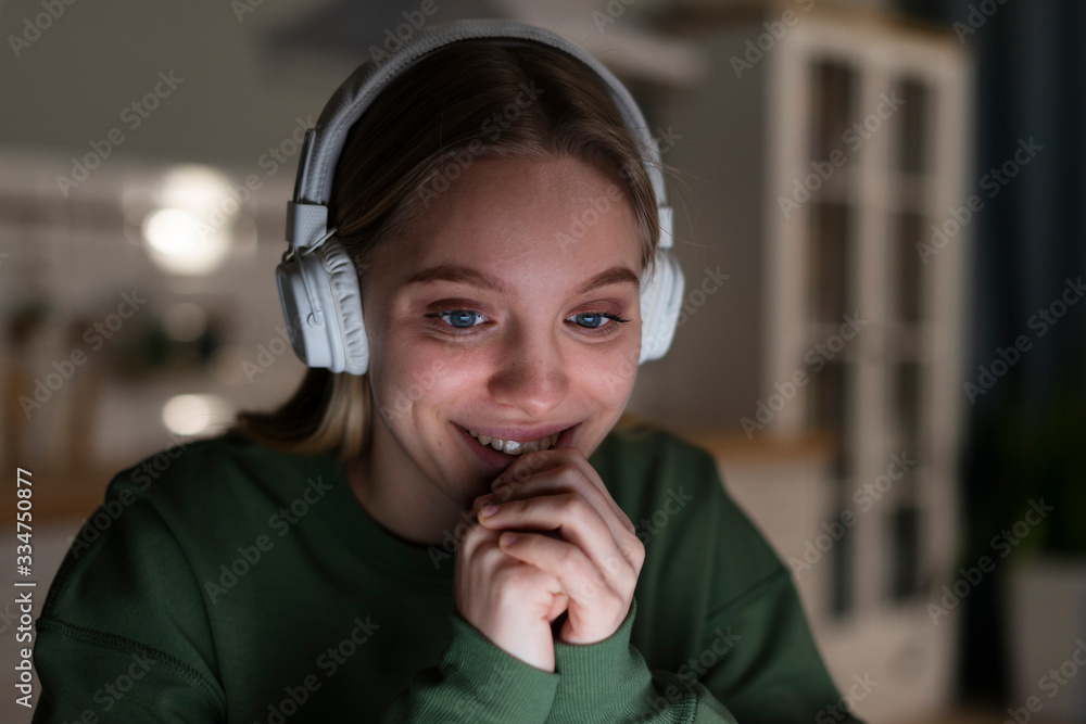 © FreepikCompany - Front view of smiling woman with headphones © FreepikCompany - Front view of smiling woman with headphones